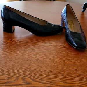 Ferragamo Italian Leather Designer Vintage Pumps